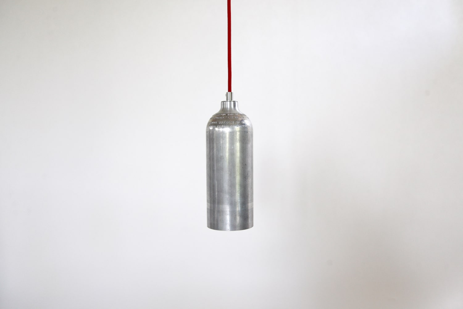 Lumière avec câble rouge